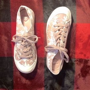 Like new!!! Pink women’s 11 rocked dog tennis shoes!!!